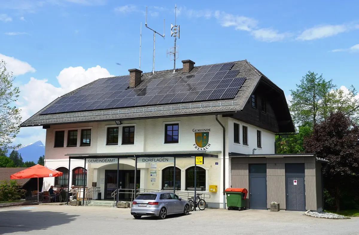 Photovoltaikmodule auf einem Satteldach (Symbolbild)
